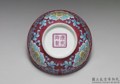 图片[3]-Bowl with floral decoration in falangcai polychrome enamels on a red ground, Qing dynasty, Kangxi reign (1662-1722)-China Archive